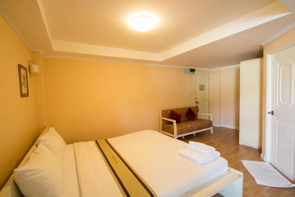 Triple Palms House Hotel เชียงใหม่ ภายนอก รูปภาพ